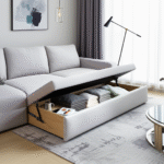 Sala de estar com sofá com espaço de armazenamento interno.