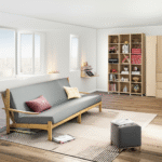 Sala de estar multifuncional com sofá-cama e mesa retrátil.